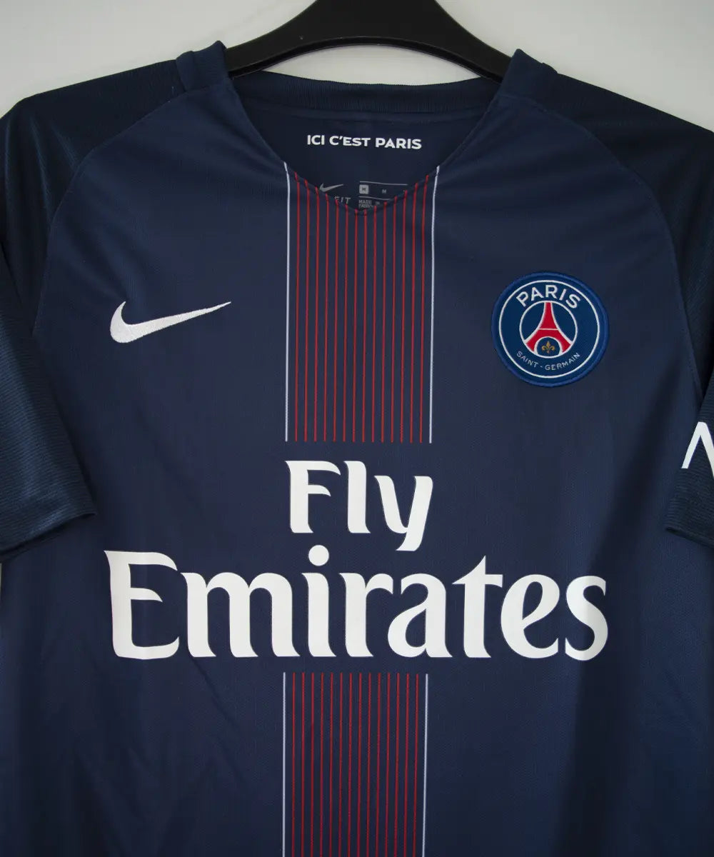 Maillot domicile vintage du psg de la saison 2016-2017. Le maillot est de couleur bleu et rouge. On peut retrouver l'équipementier nike et le sponsor fly emirates