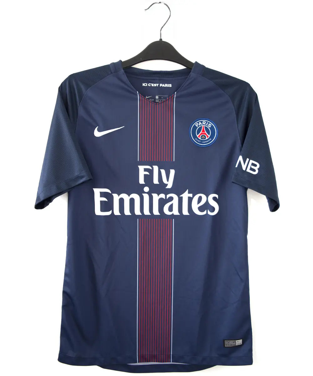 Maillot domicile vintage du psg de la saison 2016-2017. Le maillot est de couleur bleu et rouge. On peut retrouver l'équipementier nike et le sponsor fly emirates