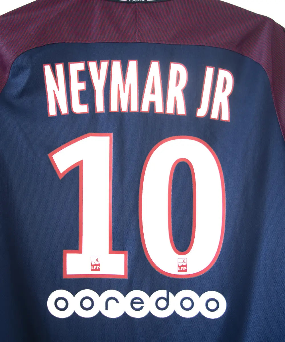 Maillot authentique du psg de la saison 2017-2018. Le maillot est de couleur bleu et rouge. On peut retrouver sur le maillot l'équipementier nike et le sponsor fly emirates et QNB. Le maillot est floqué du numéro 10 neymar. Sur cette photo on peut voir le flocage de près