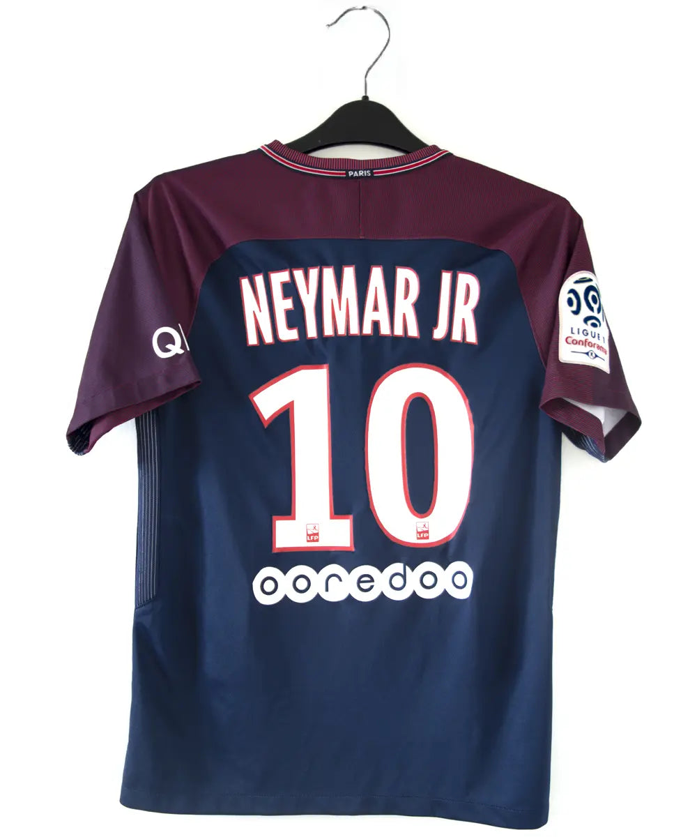 Maillot domicile bleu et rouge du psg de la saison 2017-2018. On peut retrouver l'équipementier nike et le sponsor fly emirates. Le maillot est floqué du numéro 10 Neymar