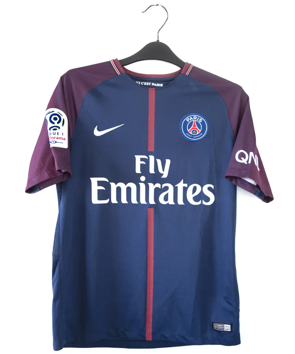 Maillot authentique du psg de la saison 2017-2018. Le maillot est de couleur bleu et rouge. On peut retrouver sur le maillot l'équipementier nike et le sponsor fly emirates et QNB. Le maillot est floqué du numéro 10 neymar.