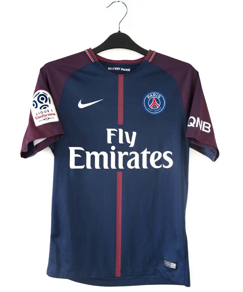 Maillot domicile bleu et rouge du psg de la saison 2017-2018. On peut retrouver l'équipementier nike et le sponsor fly emirates. Le maillot est floqué du numéro 10 Neymar