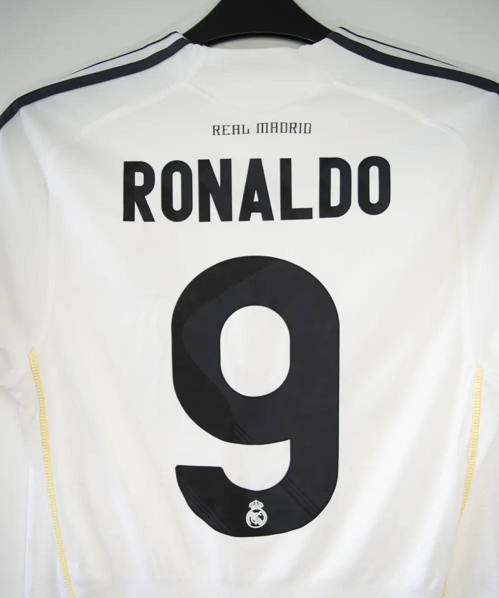 Maillot vintage domicile blanc du real madrid de la saison 2009-2010. On peut retrouver l'équipementier adidas et le sponsor bwin. Le maillot est floqué du numéro 9 Cristiano Ronaldo lors de sa première saison au real madrid