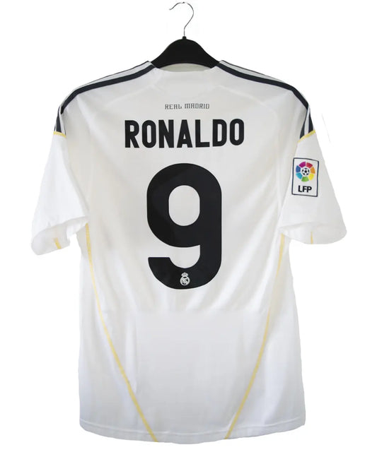 Maillot vintage domicile blanc du real madrid de la saison 2009-2010. On peut retrouver l'équipementier adidas et le sponsor bwin. Le maillot est floqué du numéro 9 Cristiano Ronaldo lors de sa première saison au real madrid