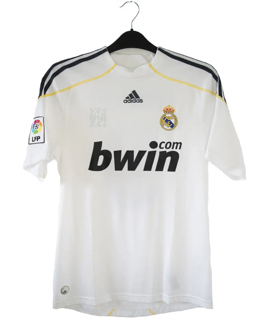 Maillot vintage domicile blanc du real madrid de la saison 2009-2010. On peut retrouver l'équipementier adidas et le sponsor bwin. Le maillot est floqué du numéro 9 Cristiano Ronaldo lors de sa première saison au real madrid