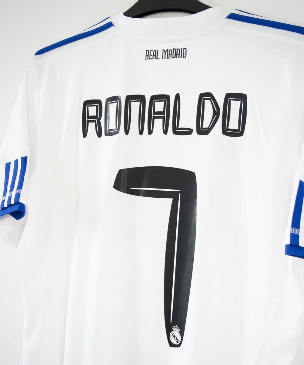 Maillot domicile du real madrid de la saison 2010-2011. Le maillot est floqué du numéro 7 cristiano ronaldo. Sur cette photo on peut voir le flocage de près