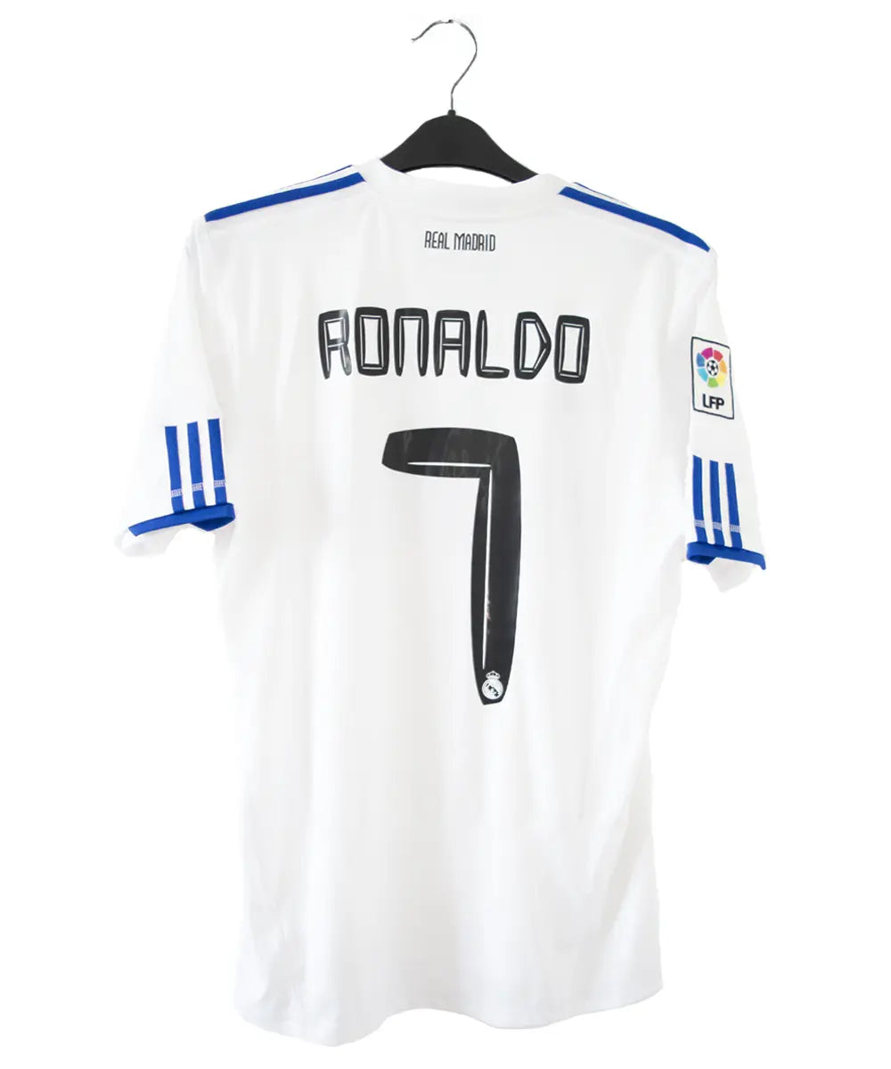 Maillot domicile du real madrid de la saison 2010-2011. Le maillot est floqué du numéro 7 cristiano ronaldo