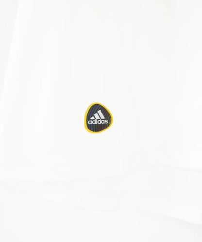 Maillot domicile du real madrid de la saison 2010-2011. Le maillot est floqué du numéro 7 cristiano ronaldo. Sur cette photo on peut voir le patch adidas