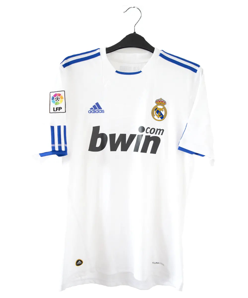 Maillot domicile du real madrid de la saison 2010-2011. Le maillot est floqué du numéro 7 cristiano ronaldo. Sur ce maillot on peut retrouver le sponsor bwin et l'équipementier adidas ainsi que le patch de la LFP