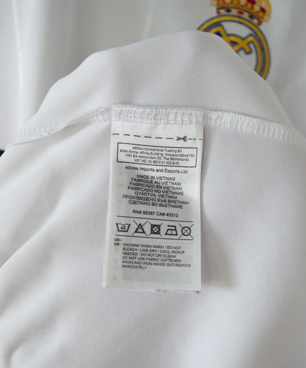 Etiquette adidas du maillot domicile du real madrid de la saison 2012-2013.