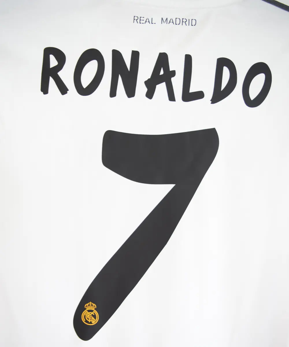 Maillot domicile blanc du réal madrid de la saison 2013-2014. On peut retrouver l'équipementier adidas et le sponsor fly emirates. Le maillot est floqué du numéro 7 Ronaldo