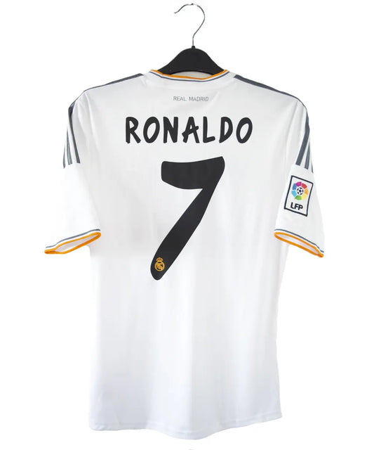Maillot domicile blanc du réal madrid de la saison 2013-2014. On peut retrouver l'équipementier adidas et le sponsor fly emirates. Le maillot est floqué du numéro 7 Ronaldo