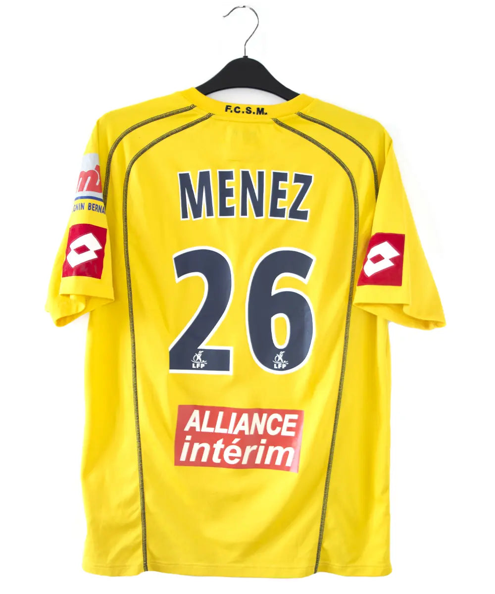 Maillot domicile jaune de sochaux de la saison 2004 2005. On peut retrouver l'équipementier lotto et le sponsor esso. Le maillot est floqué du numéro 26 Ménez