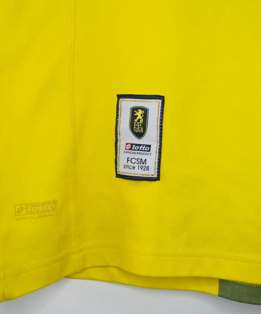 Maillot domicile du Sochaux Montbéliard FC de couleur jaune et bleu de la saison 2008-2009. On peut retrouver l'équipementier Lotto et le sponsor Mobile 1. Le maillot est floqué du numéro 9 Mevlut Erding