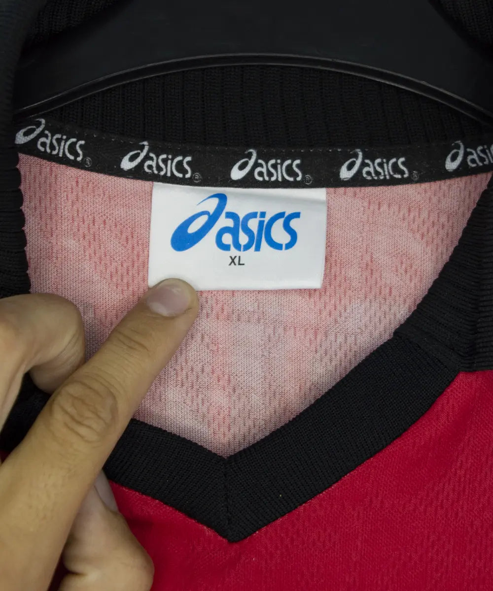 Maillot domicile du stade rennais porté lors de la saison 2000-2001 par Echouafni. Le maillot est de couleur rouge et noir. On peut retrouver l'équipementier asics et les sponsor Pinault et Finaref. Sur cette photo on peut voir l'étiquette asics