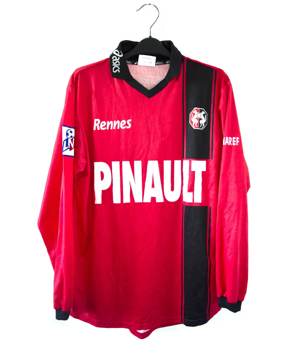 Maillot domicile du stade rennais porté lors de la saison 2000-2001 par Echouafni. Le maillot est de couleur rouge et noir. On peut retrouver l'équipementier asics et les sponsor Pinault et Finaref.