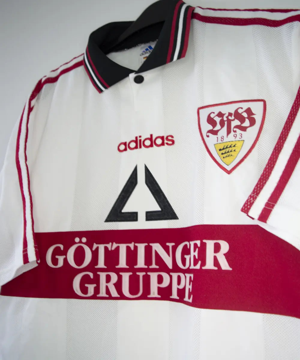 Maillot domicile blanc, rouge et noir de Stuttgart de la saison 1997-1998. On peut retrouver l'équipementier adidas et le sponsor gottinger gruppe