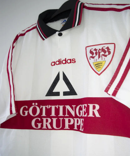 Maillot domicile blanc, rouge et noir de Stuttgart de la saison 1997-1998. On peut retrouver l'équipementier adidas et le sponsor gottinger gruppe