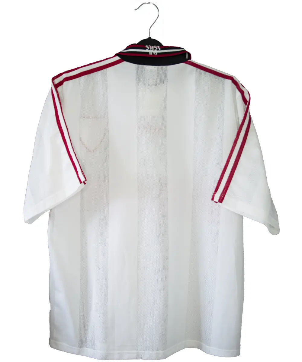 Maillot domicile blanc, rouge et noir de Stuttgart de la saison 1997-1998. On peut retrouver l'équipementier adidas et le sponsor gottinger gruppe