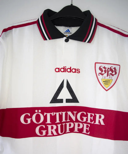 Maillot domicile blanc, rouge et noir de Stuttgart de la saison 1997-1998. On peut retrouver l'équipementier adidas et le sponsor gottinger gruppe