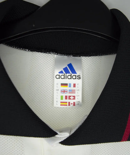 Maillot domicile blanc, rouge et noir de Stuttgart de la saison 1997-1998. On peut retrouver l'équipementier adidas et le sponsor gottinger gruppe
