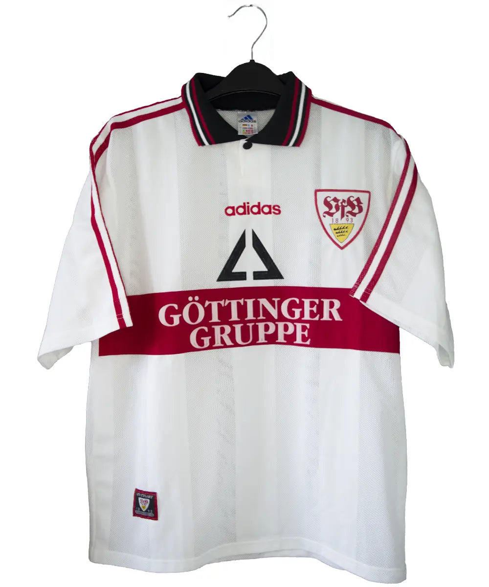 Maillot domicile blanc, rouge et noir de Stuttgart de la saison 1997-1998. On peut retrouver l'équipementier adidas et le sponsor gottinger gruppe