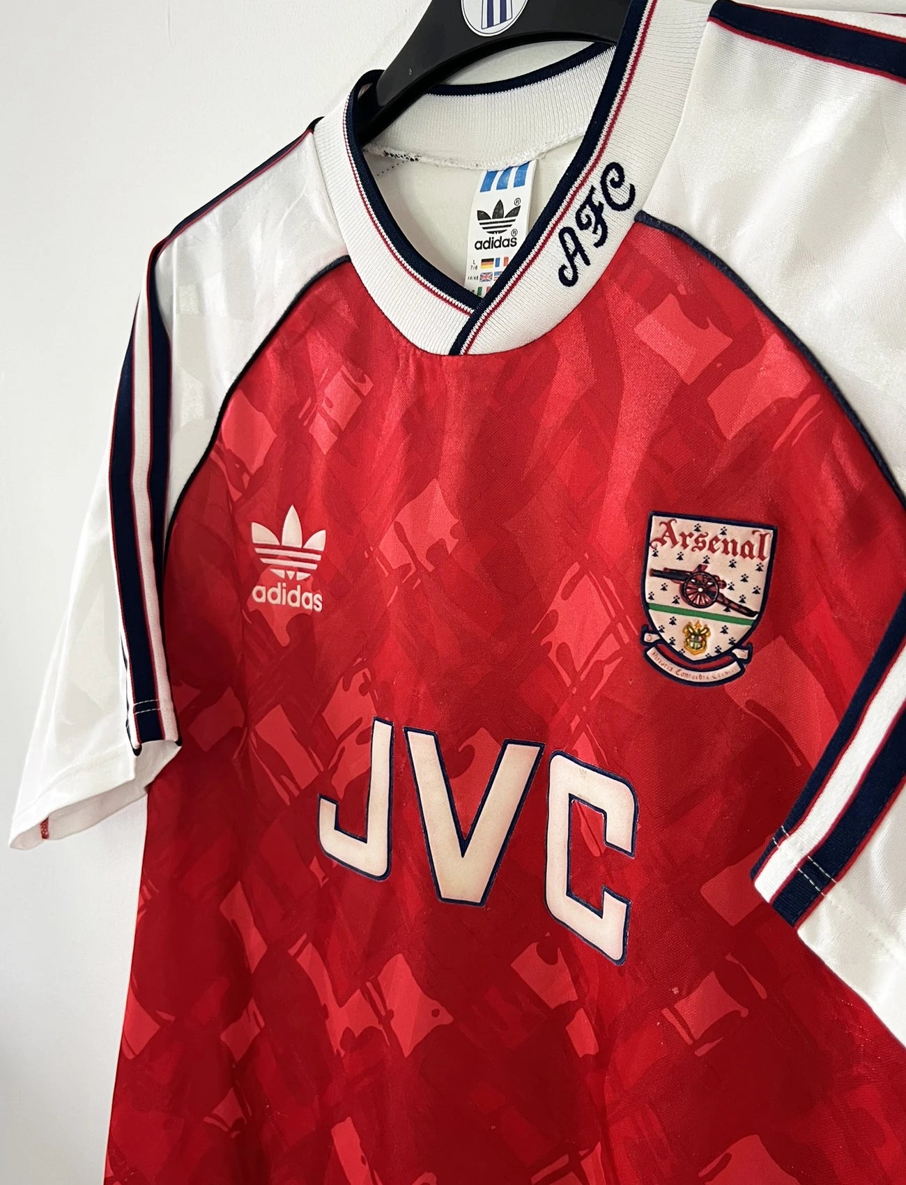 Maillot de foot vintage domicile rouge et blanc d'arsenal de la saison 1990/1992. On peut retrouver l'équipementier adidas et le sponsor JVC. Il s'agit d'un maillot authentique d'époque.