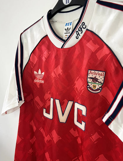 Maillot de foot vintage domicile rouge et blanc d'arsenal de la saison 1990/1992. On peut retrouver l'équipementier adidas et le sponsor JVC. Il s'agit d'un maillot authentique d'époque.