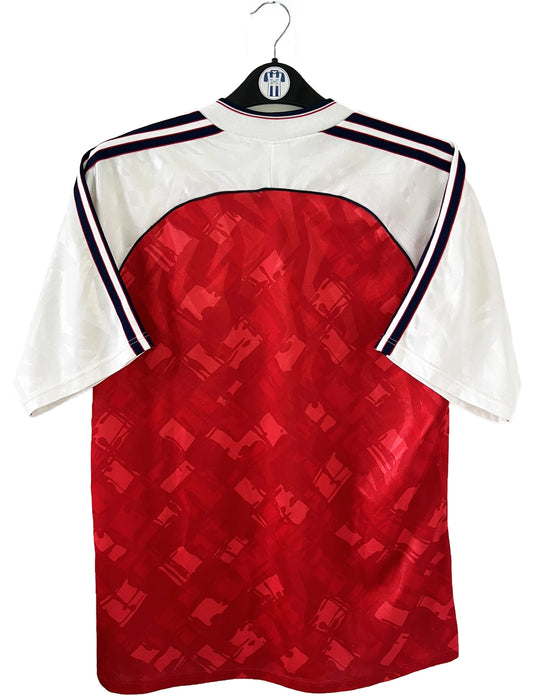Maillot de foot vintage domicile rouge et blanc d'arsenal de la saison 1990/1992. On peut retrouver l'équipementier adidas et le sponsor JVC. Il s'agit d'un maillot authentique d'époque.