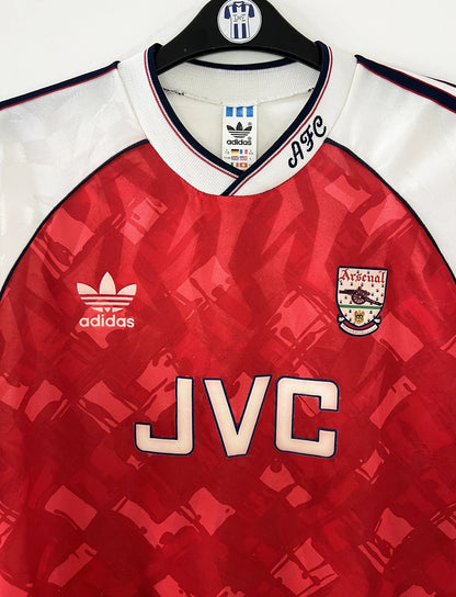 Maillot de foot vintage domicile rouge et blanc d'arsenal de la saison 1990/1992. On peut retrouver l'équipementier adidas et le sponsor JVC. Il s'agit d'un maillot authentique d'époque.