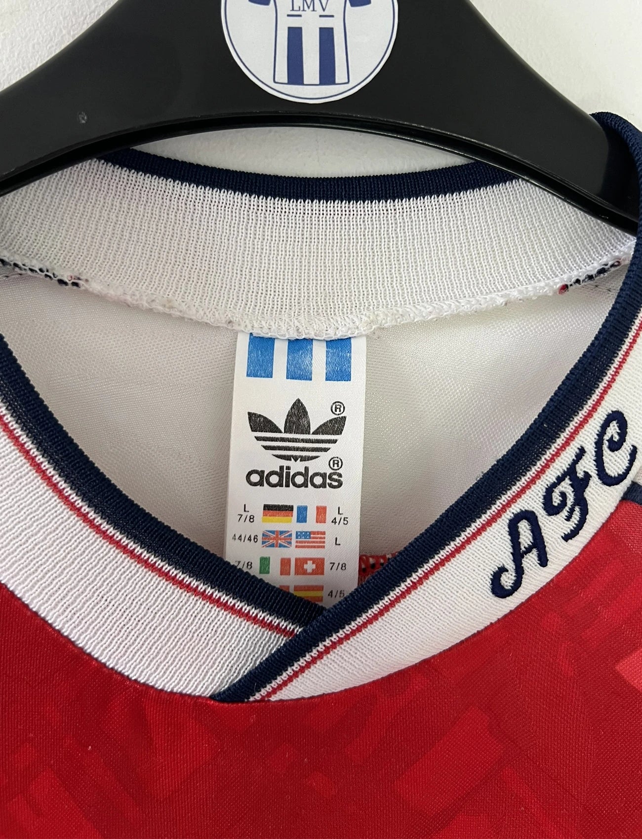 Maillot de foot vintage domicile rouge et blanc d'arsenal de la saison 1990/1992. On peut retrouver l'équipementier adidas et le sponsor JVC. Il s'agit d'un maillot authentique d'époque.