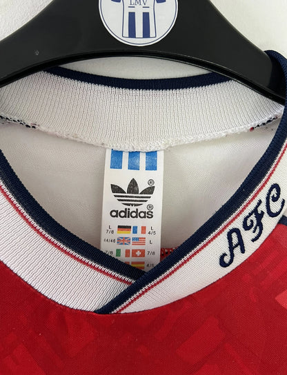 Maillot de foot vintage domicile rouge et blanc d'arsenal de la saison 1990/1992. On peut retrouver l'équipementier adidas et le sponsor JVC. Il s'agit d'un maillot authentique d'époque.
