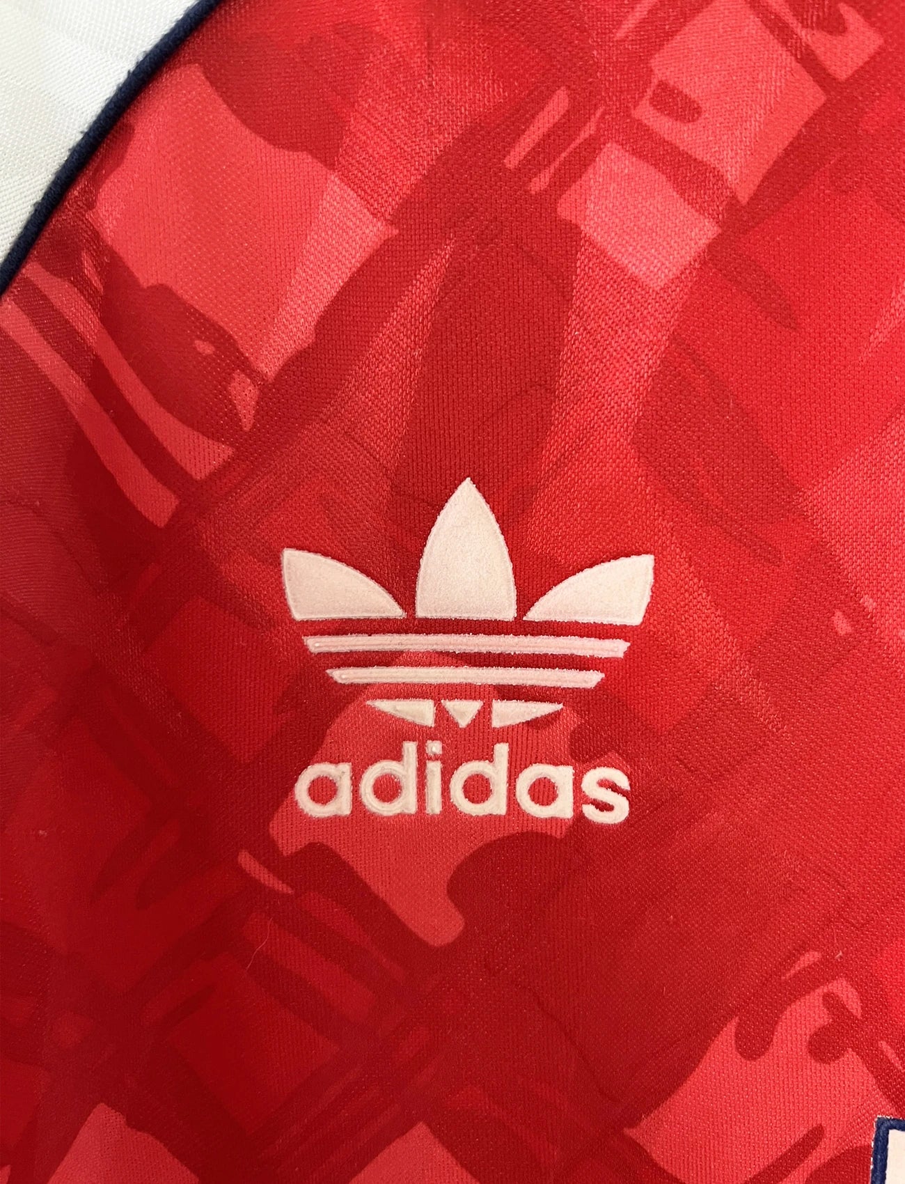 Maillot de foot vintage domicile rouge et blanc d'arsenal de la saison 1990/1992. On peut retrouver l'équipementier adidas et le sponsor JVC. Il s'agit d'un maillot authentique d'époque.