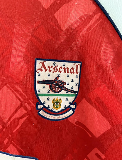 Maillot de foot vintage domicile rouge et blanc d'arsenal de la saison 1990/1992. On peut retrouver l'équipementier adidas et le sponsor JVC. Il s'agit d'un maillot authentique d'époque.