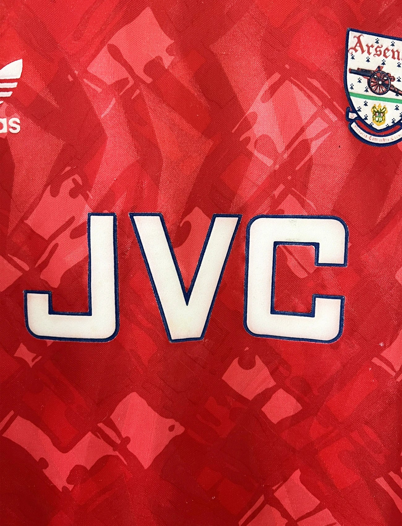 Maillot de foot vintage domicile rouge et blanc d'arsenal de la saison 1990/1992. On peut retrouver l'équipementier adidas et le sponsor JVC. Il s'agit d'un maillot authentique d'époque.