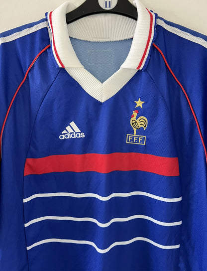 Maillot de foot vintage bleu, blanc et rouge de l'équipe de france 1998. On peut retrouver l'équipementier adidas. Il s'agit d'un maillot authentique d'époque