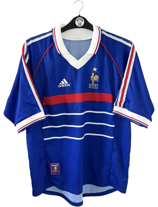 Maillot de foot vintage bleu, blanc et rouge de l'équipe de france 1998. On peut retrouver l'équipementier adidas. Il s'agit d'un maillot authentique d'époque