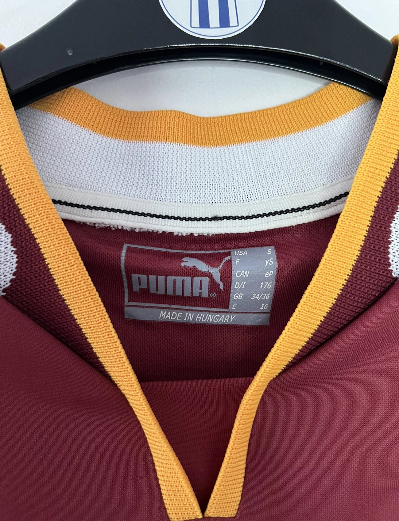 Maillot de foot vintage domicile rouge blanc et jaune du FC Metz de la saison 2001/2002. On peut retrouver l'équipementier Puma et le sponsor Sollac. Il s'agit d'un maillot authentique d'époque.