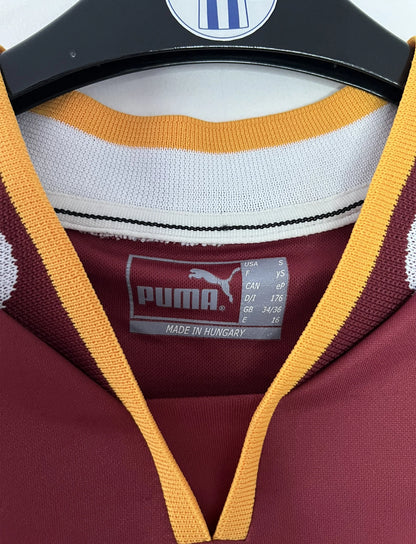 Maillot de foot vintage domicile rouge blanc et jaune du FC Metz de la saison 2001/2002. On peut retrouver l'équipementier Puma et le sponsor Sollac. Il s'agit d'un maillot authentique d'époque.