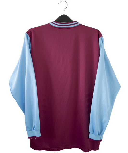 Maillot de foot vintage rouge et bleu domicile d'aston villa de la saison 2001/2003. On peut retrouver l'équipementier FIila et le sponsor Dr Martens. Il s'agit d'un maillot authentique