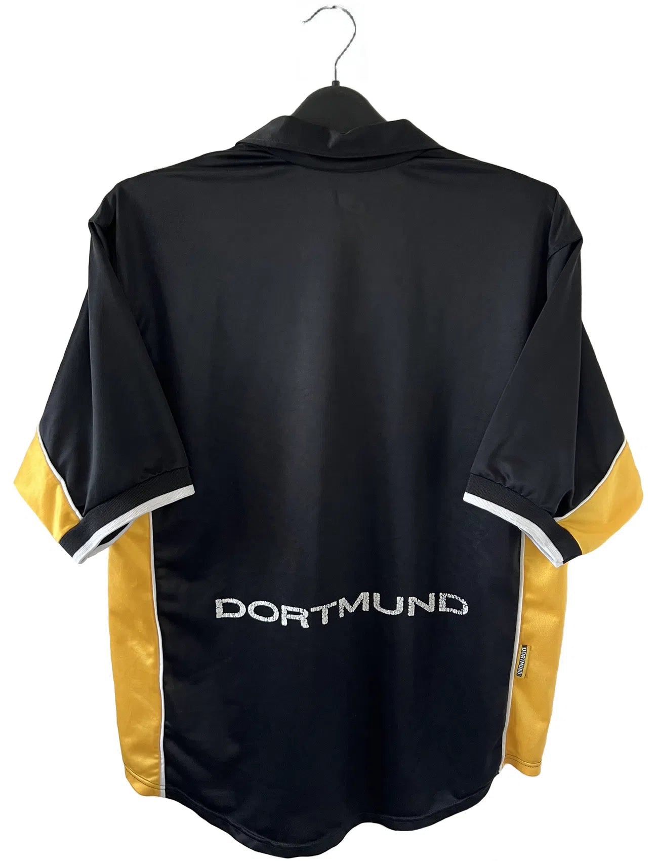 Maillot de foot vintage du Borussia Dortmund de la saison 1998/2000. Le maillot est de couleur noir et jaune. On peut retrouver l'équipementier nike et le sponsor s.Oliver. Le maillot possède l'étiquette d'authenticité F8-PKH. Il s'agit d'un maillot authentique d'époque.
