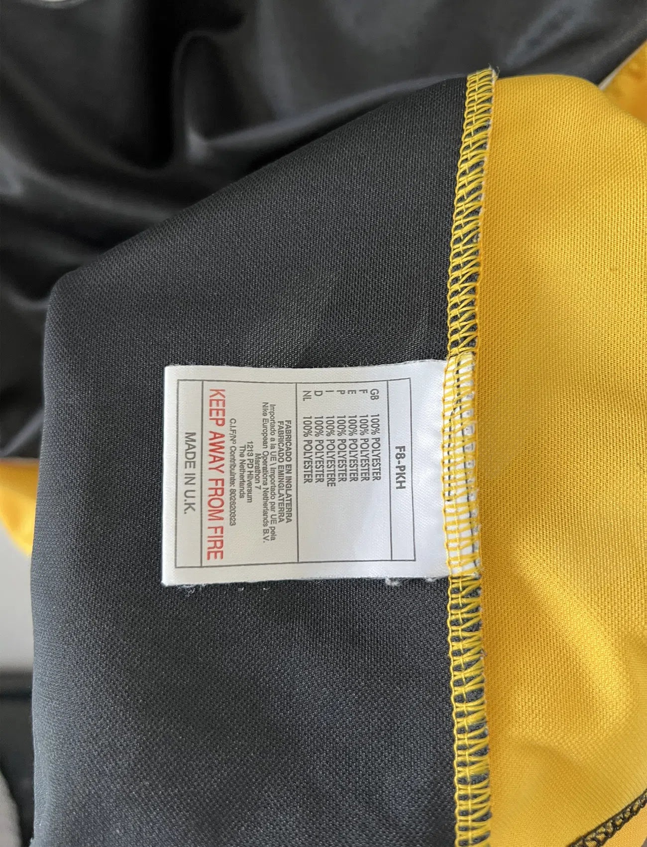 Maillot de foot vintage du Borussia Dortmund de la saison 1998/2000. Le maillot est de couleur noir et jaune. On peut retrouver l'équipementier nike et le sponsor s.Oliver. Le maillot possède l'étiquette d'authenticité F8-PKH. Il s'agit d'un maillot authentique d'époque.