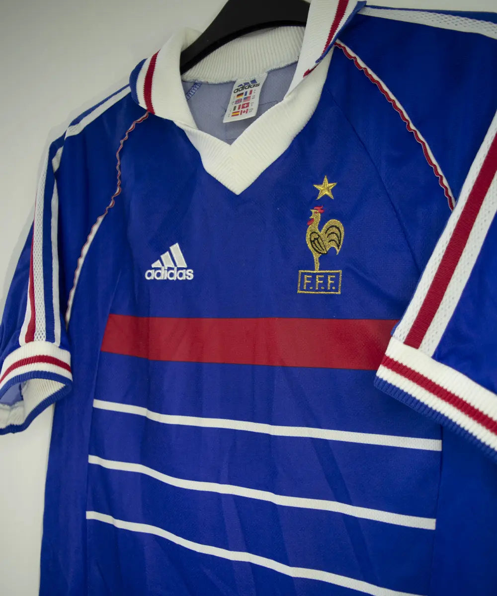 Maillot vintage bleu blanc rouge de l'équipe de france 1998. On peut retrouver l'équipementier adidas. Le maillot est floqué du numéro 10 Zinedine Zidane