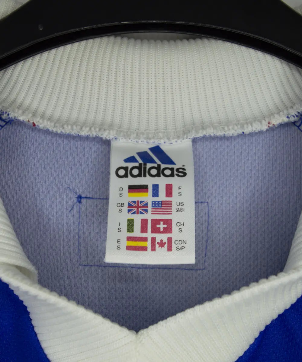 Maillot vintage bleu blanc rouge de l'équipe de france 1998. On peut retrouver l'équipementier adidas. Le maillot est floqué du numéro 10 Zinedine Zidane