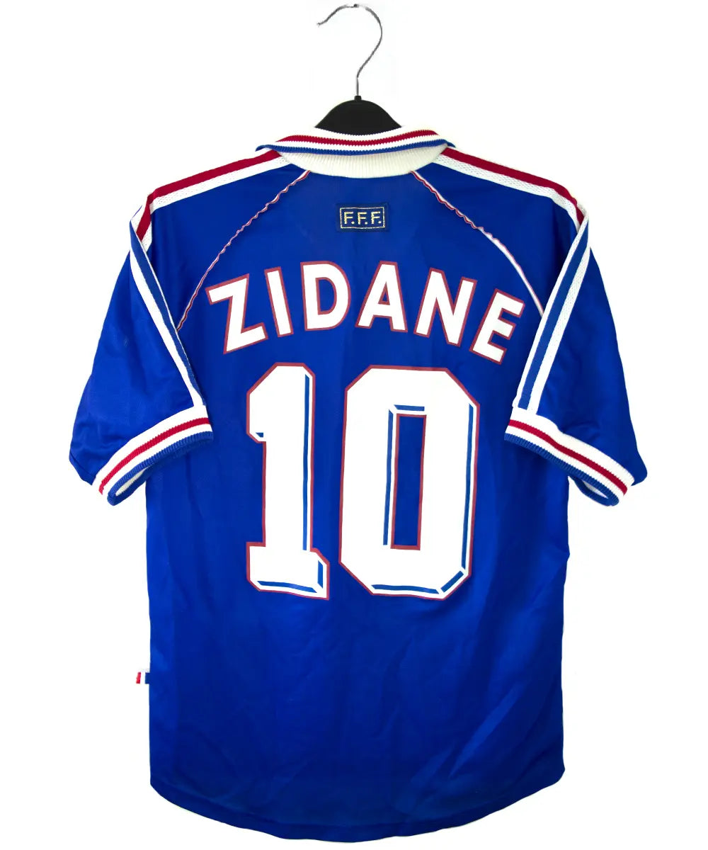 Maillot vintage bleu blanc rouge de l'équipe de france 1998. On peut retrouver l'équipementier adidas. Le maillot est floqué du numéro 10 Zinedine Zidane