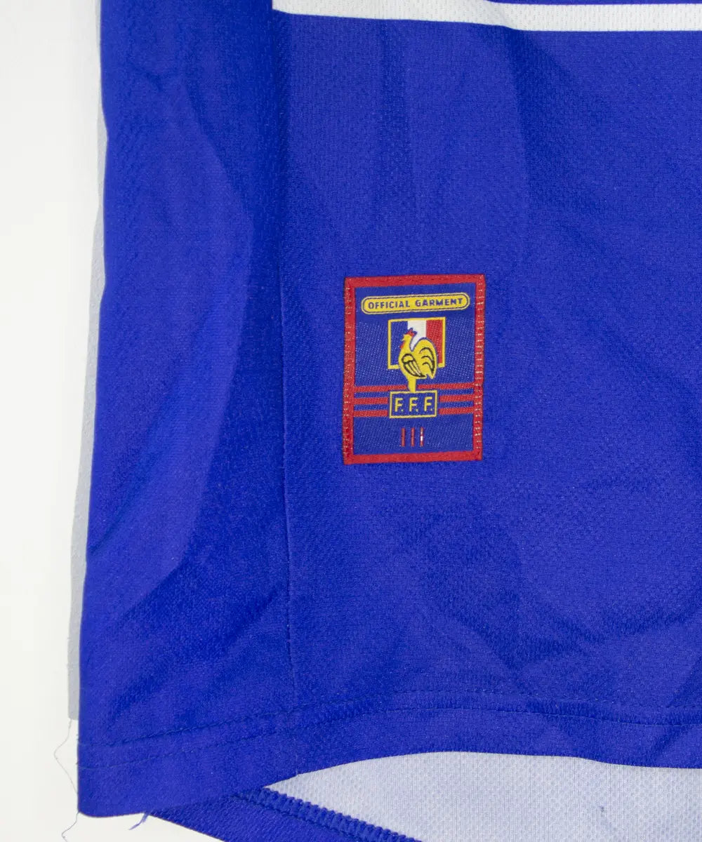 Maillot vintage bleu blanc rouge de l'équipe de france 1998. On peut retrouver l'équipementier adidas. Le maillot est floqué du numéro 10 Zinedine Zidane
