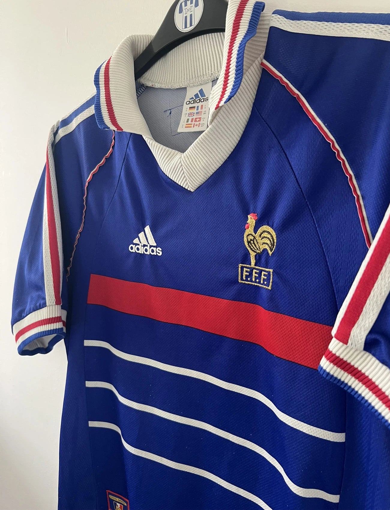 Maillot de foot vintage domicile bleu de l'Equipe de France 1998. On peut retrouver l'équipementier adidas. Il s'agit d'un maillot authentique d'époque.