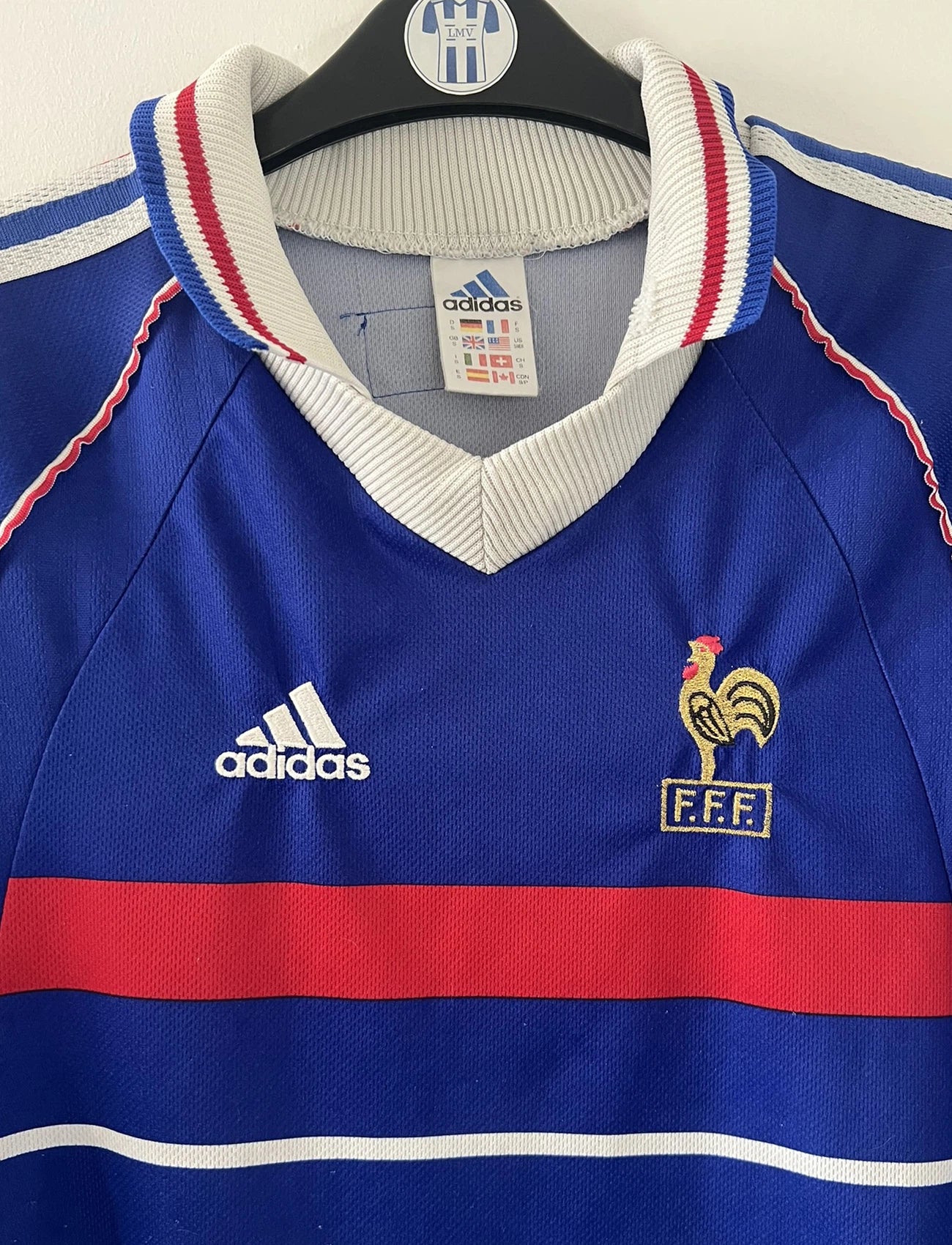 Maillot de foot vintage domicile bleu de l'Equipe de France 1998. On peut retrouver l'équipementier adidas. Il s'agit d'un maillot authentique d'époque.