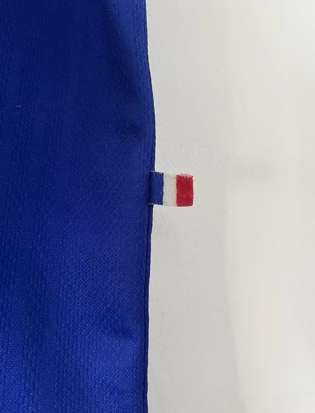 Maillot de foot vintage domicile bleu de l'Equipe de France 1998. On peut retrouver l'équipementier adidas. Il s'agit d'un maillot authentique d'époque.