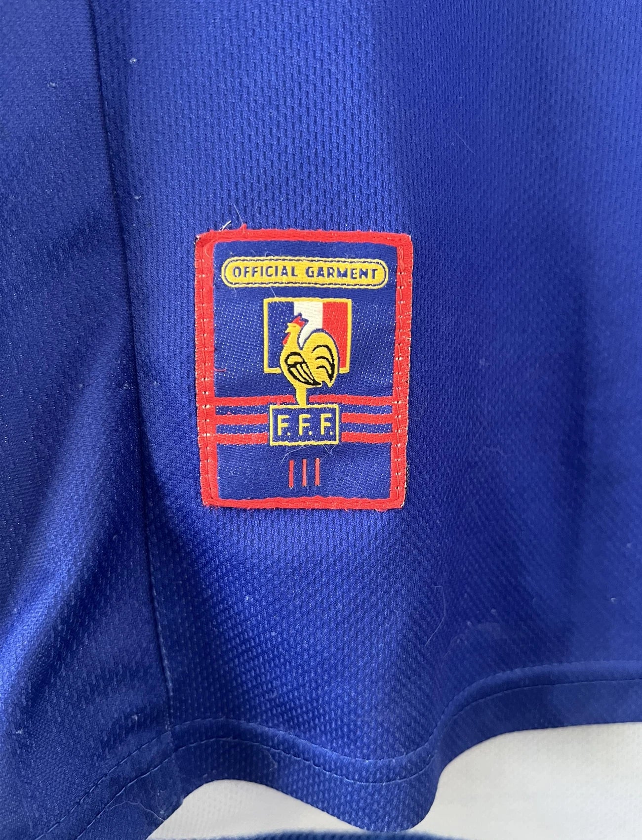 Maillot de foot vintage domicile bleu de l'Equipe de France 1998. On peut retrouver l'équipementier adidas. Il s'agit d'un maillot authentique d'époque.